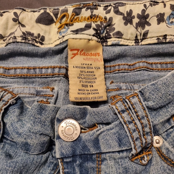 Flavor by Bubblegum Junior Plus Light Wash Capris - Picture 3 of 4